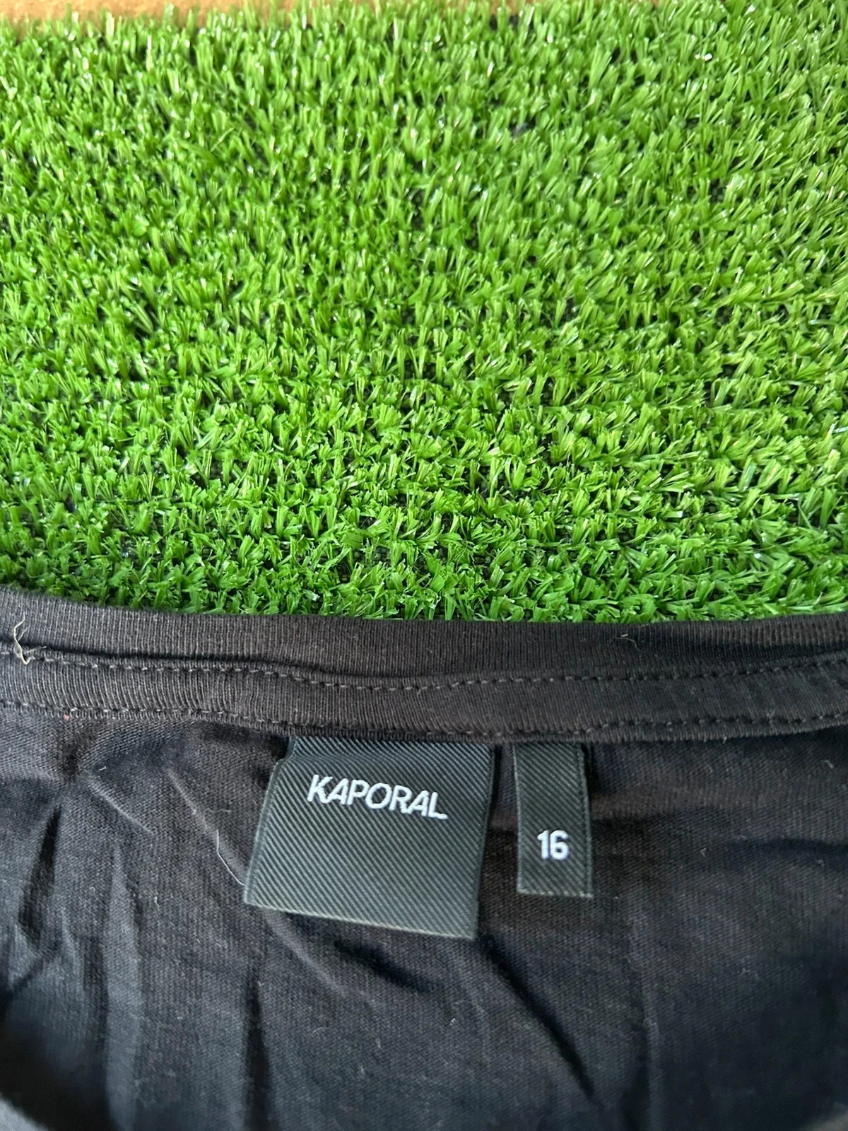 Camiseta negra con estampado vintage Kaporal – photo 5
